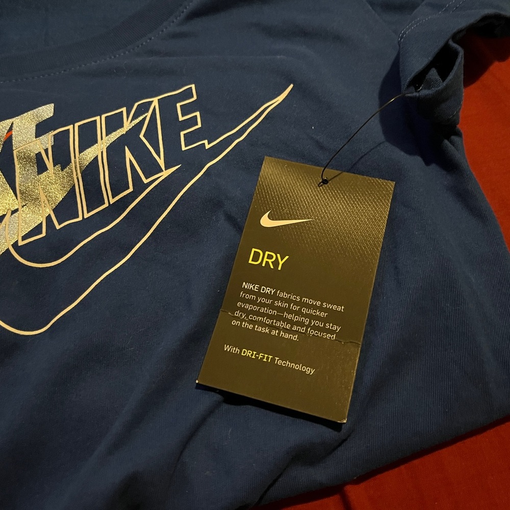 BNWT NIKE DRI-FIT STANDARD FIT TEE - Picture 12 of 12